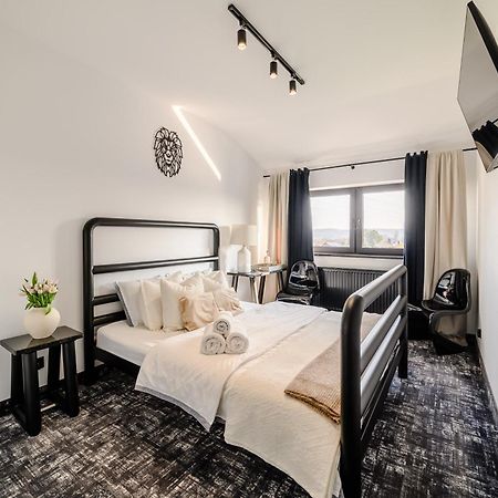 Golden Lion House Bed&Breakfast Румя Экстерьер фото