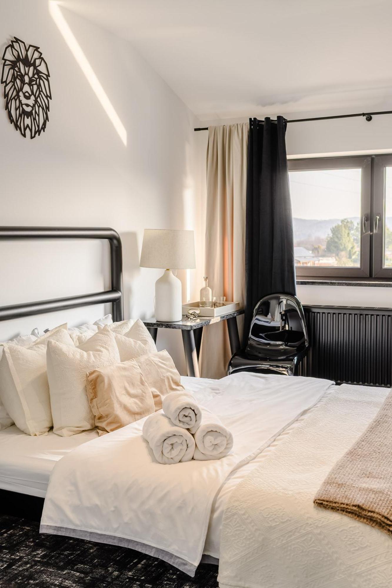 Golden Lion House Bed&Breakfast Румя Экстерьер фото