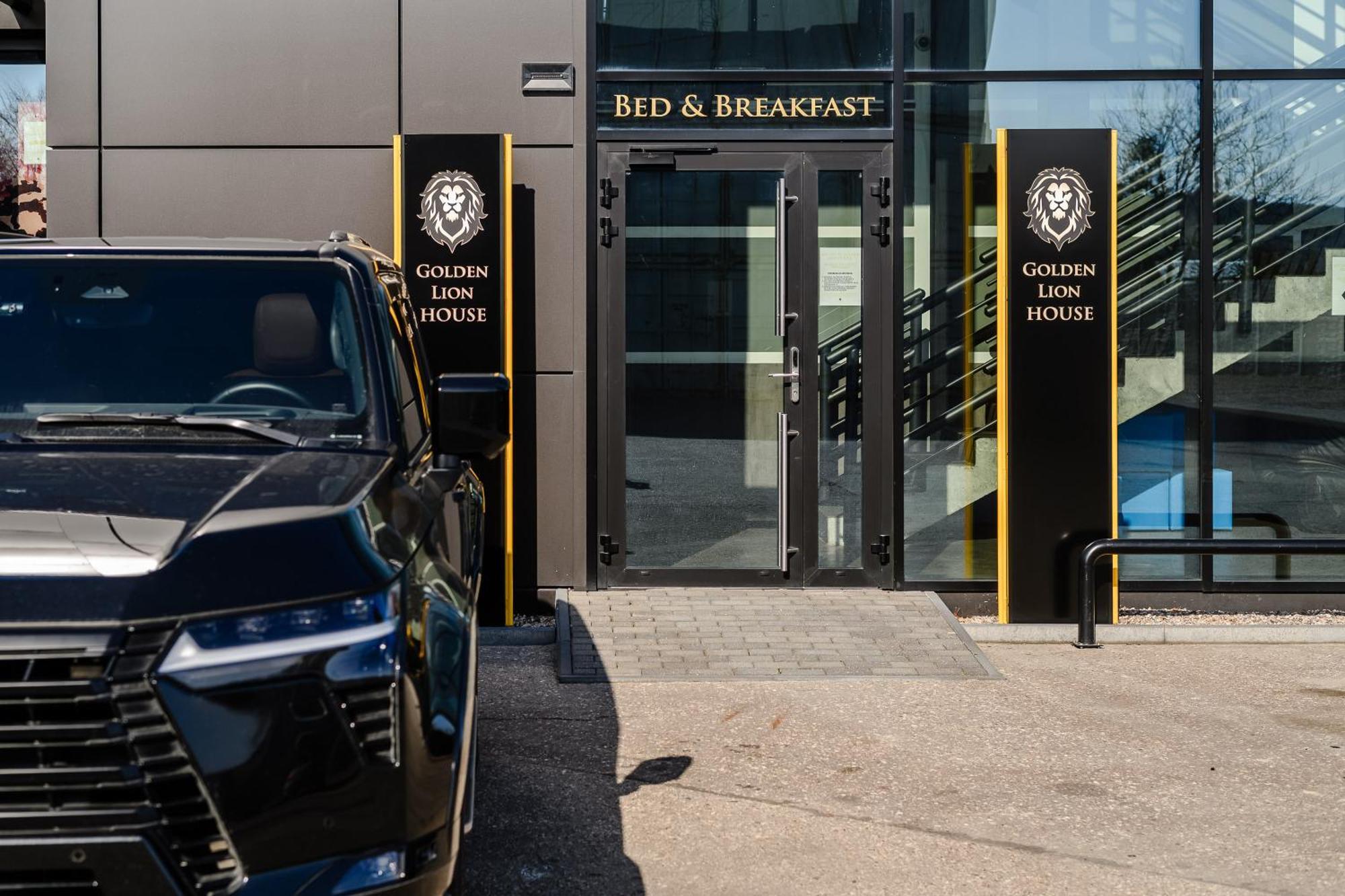 Golden Lion House Bed&Breakfast Румя Экстерьер фото