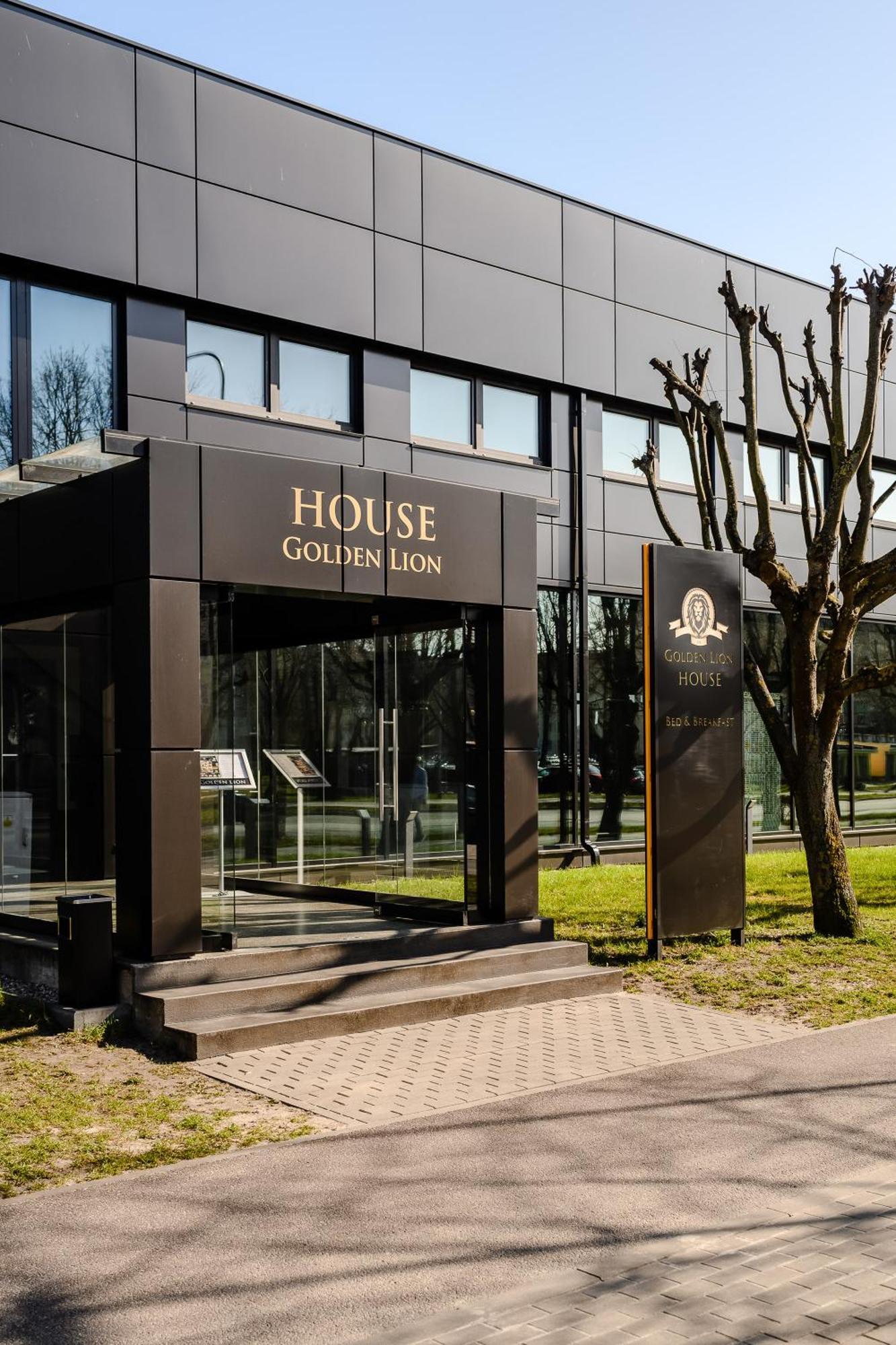 Golden Lion House Bed&Breakfast Румя Экстерьер фото